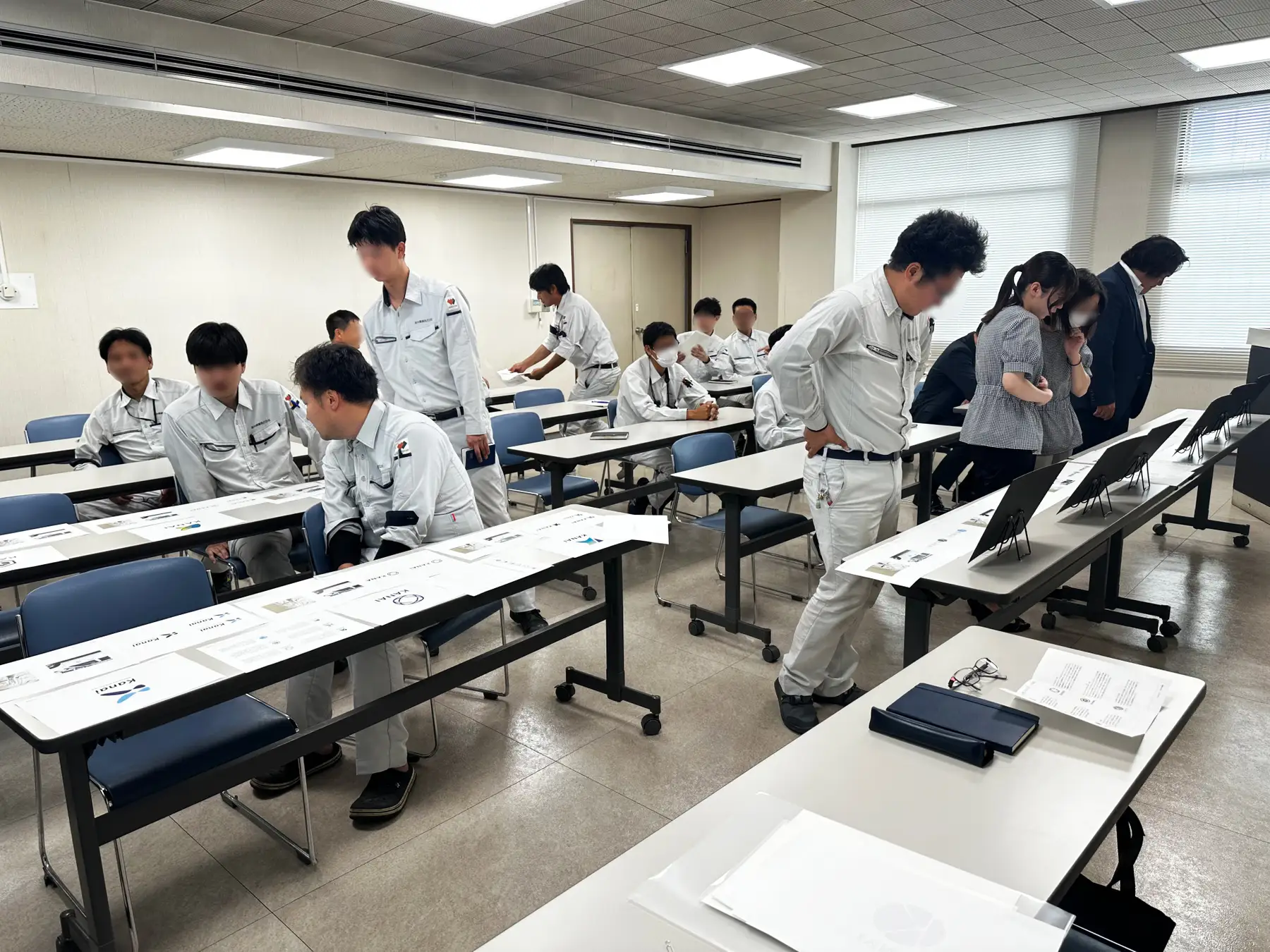 案を見て検討される社員の方々。