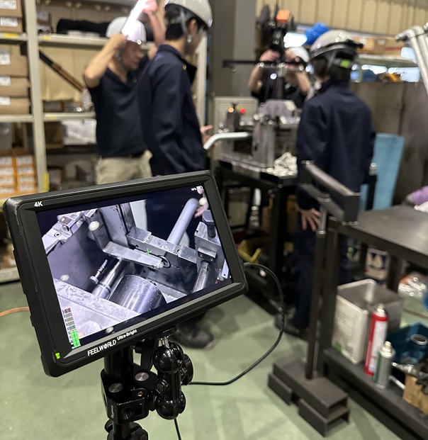 作業の特徴を聞きながら捉えるところを確認していった撮影現場